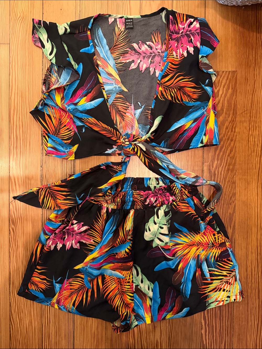 SHEIN Black Multi Tropical Tie-Front Crop Top